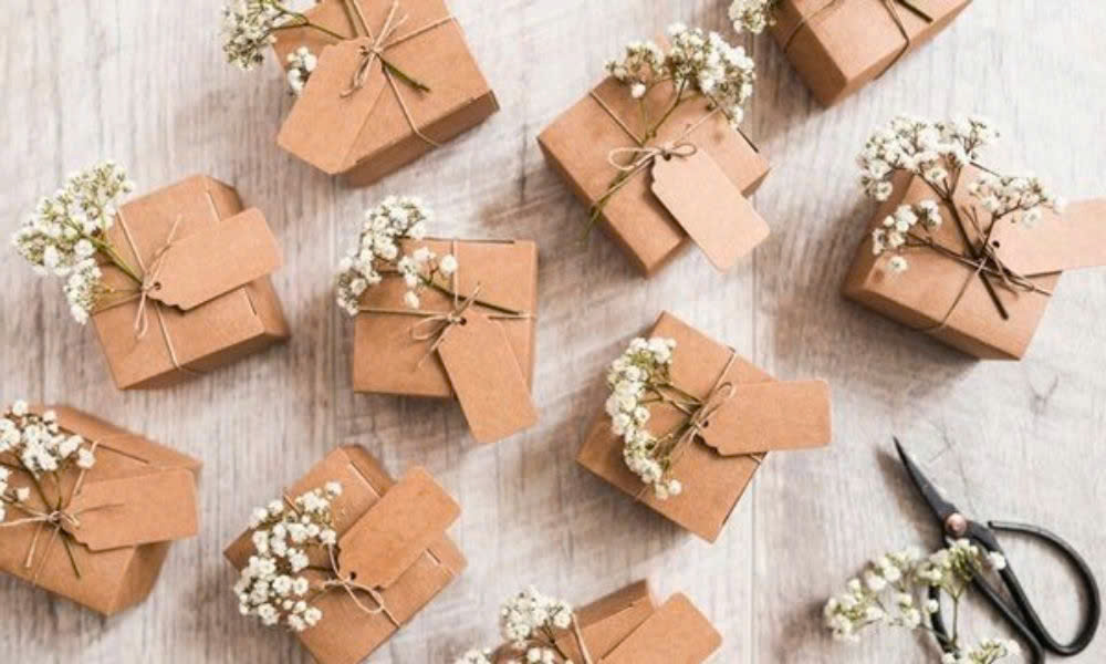 Tặng Quà Cho Bạn Mới Quen